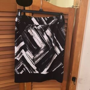 Worthington Size 4 black and white skirt.  NWOT